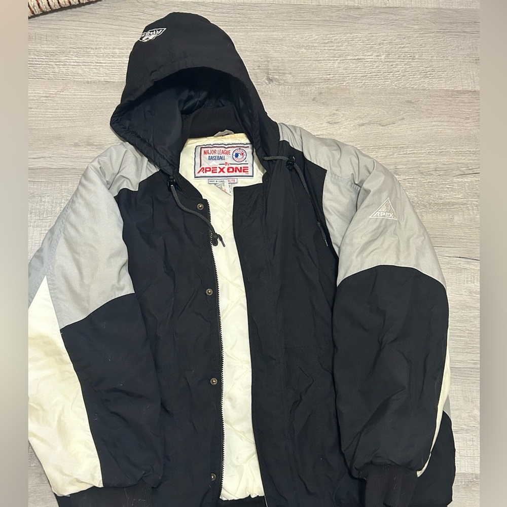 Vintage MLB “Chicago White Sox” Apex One Windbreaker Jacket. XL